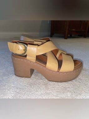 Fitflop Beige Platform Sandal with Studded Sole
